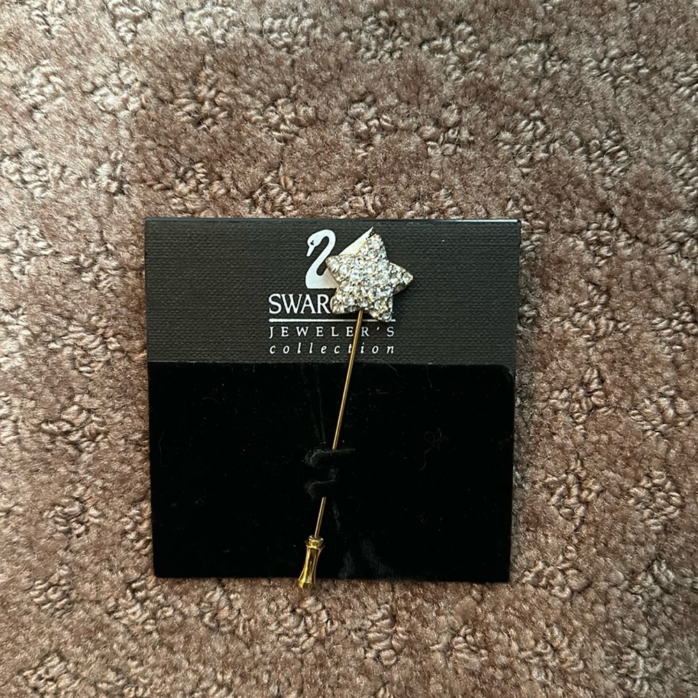 🌷SWAROVSKI STAR PIN NWT